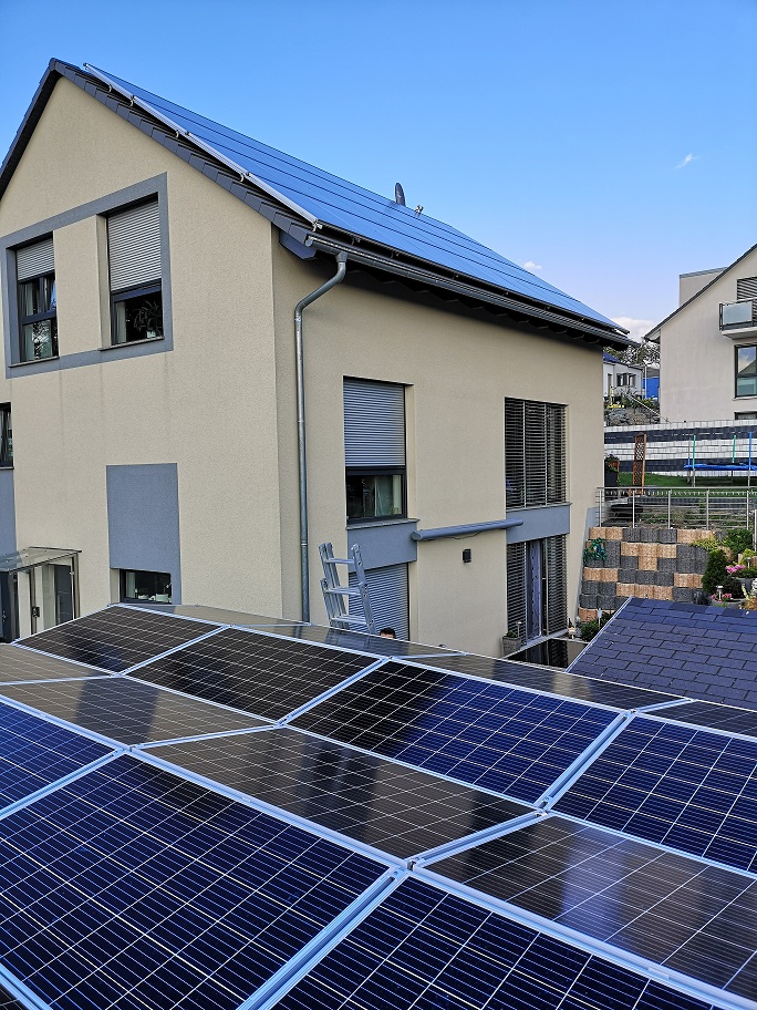 10kwp auf Steildach und 7,5kwp auf Carport am Hauskraftwerk von E3DC versorgen 2 Haushalten, 6 Personen, Wärmepumpe und Ladestation. 70% Autarkie ind Strom, Wärme und Mobilität